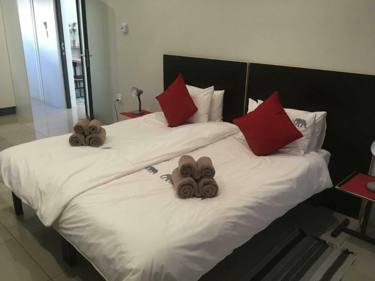 Suiderhof Self-Catering Hotel Windhoek Bagian luar foto