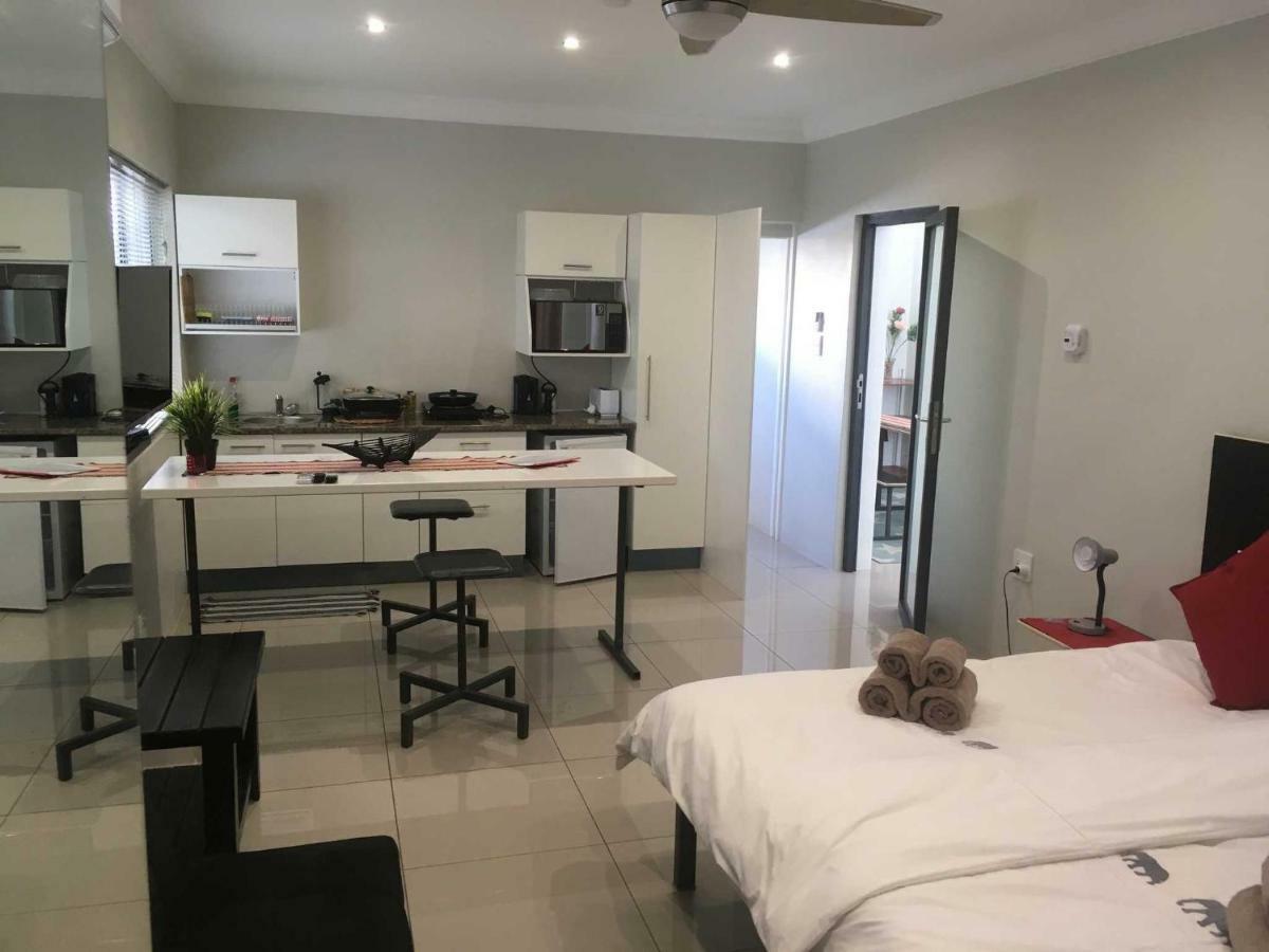 Suiderhof Self-Catering Hotel Windhoek Bagian luar foto