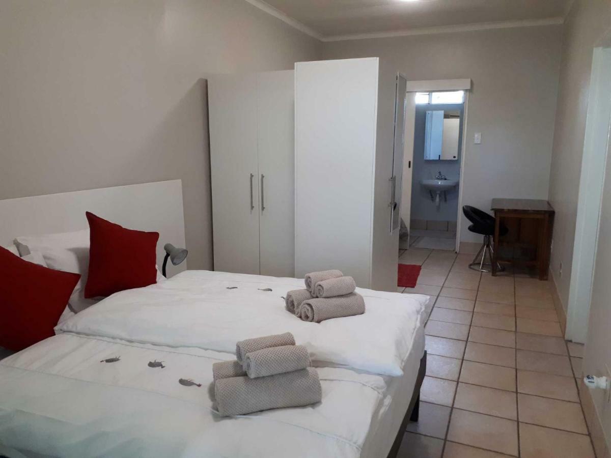 Suiderhof Self-Catering Hotel Windhoek Bagian luar foto