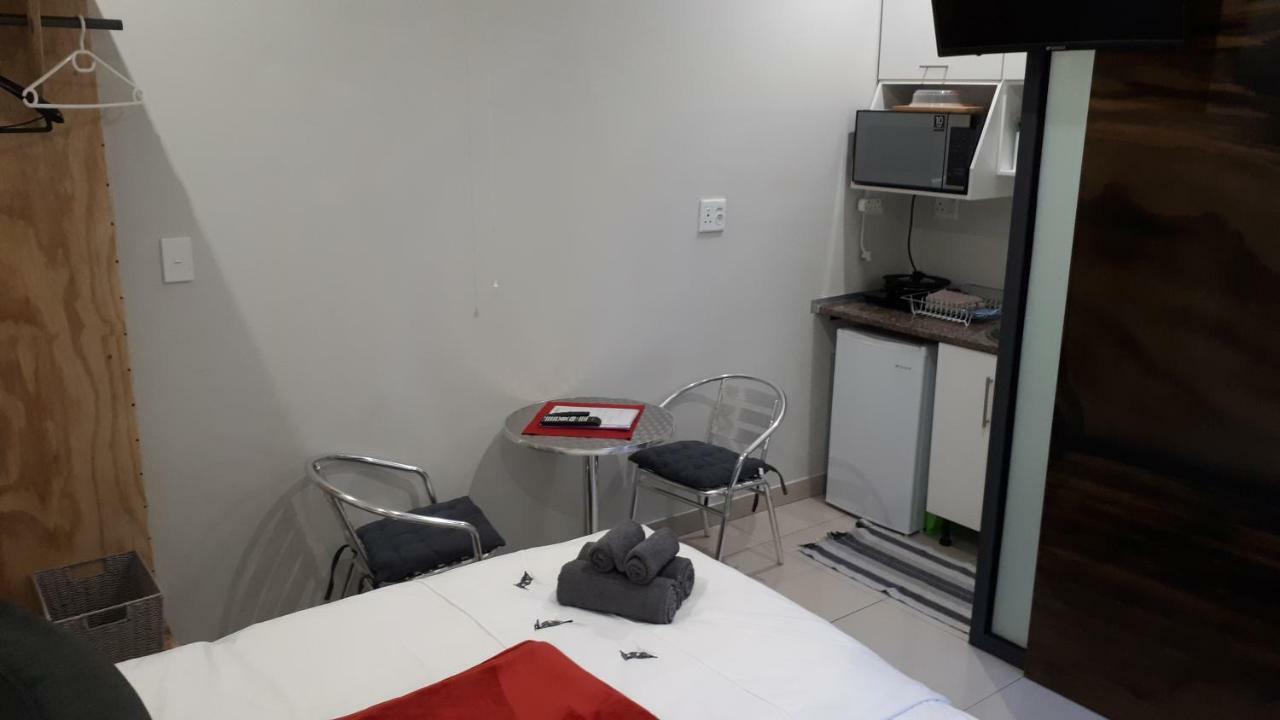 Suiderhof Self-Catering Hotel Windhoek Bagian luar foto